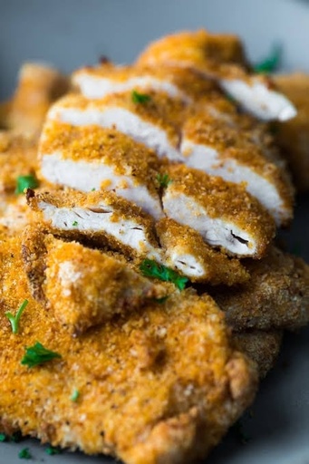 Shnitzel (Pollo empanizado) con arroz.